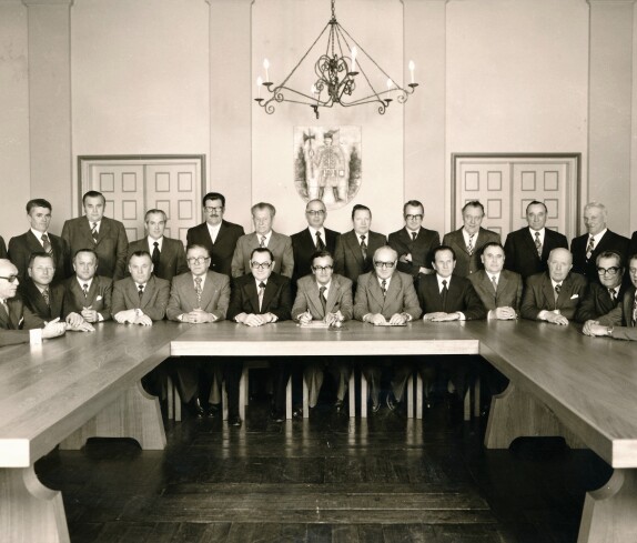 Stadtgemeinde: Bürgermeister Dir. Ferdinand Hatvagner und der Gemeinderat sowie - ganz links und rechts sitzend - die beiden OAR Gustav Stieber und Ludwig Fülöp