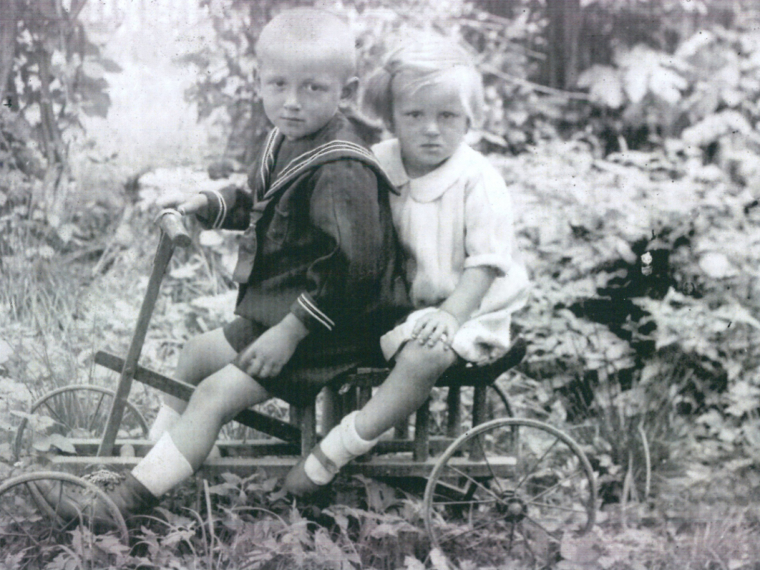 St. Martin: Die Geschwister Josef Polster und Rosa Polster auf einem offensichtlich selbstgebauten Vierrad