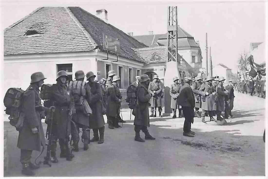 11. März 1938: Das Bundesheer - Soldaten in voller Adjustierung - am Rande der großen Nazikundgebung