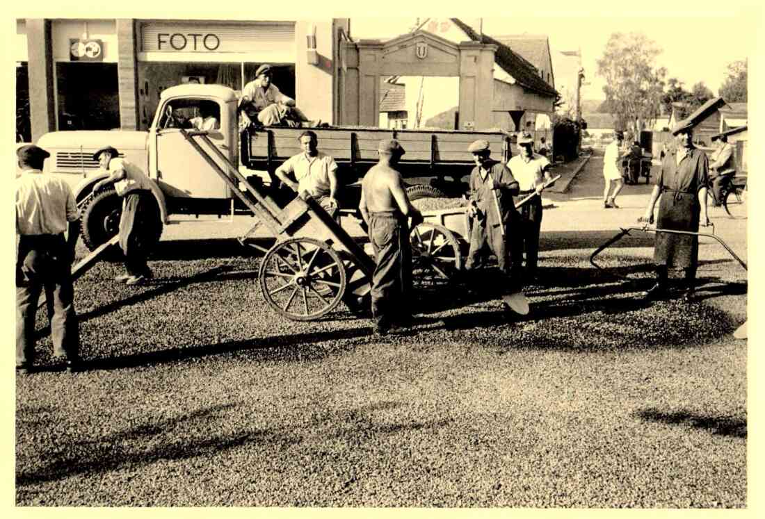 Bauamt: Straßenarbeiten vor dem Haus Hauptplatz 6 (Foto Blasy) mit Blick in die Ambrosigasse - Straßenbaubezirksamt