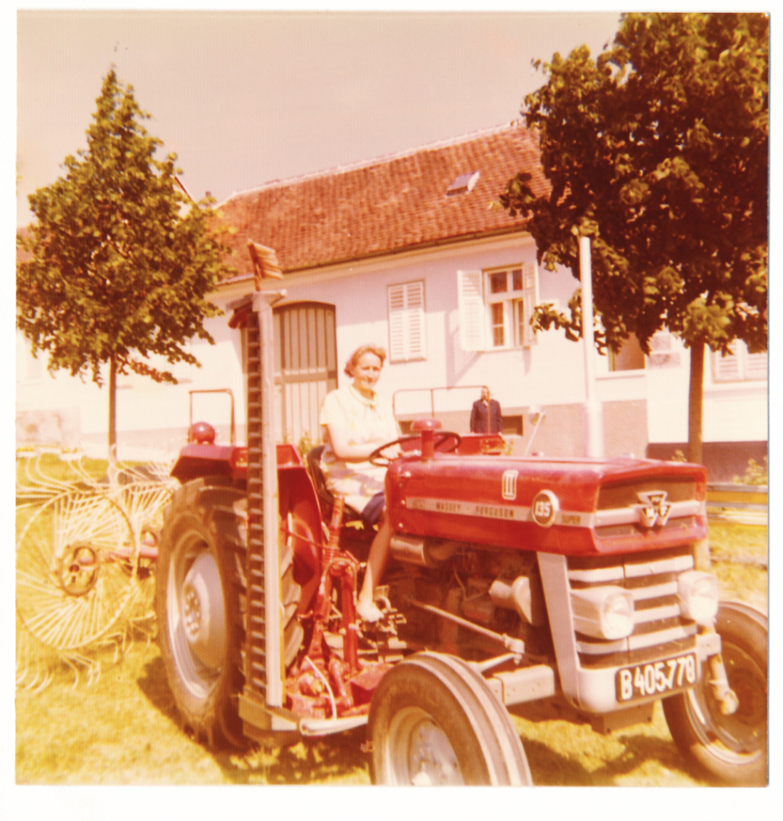 St. Martin: Margarethe Guger (geb. Körper) auf "ihrem" Traktor, einem Massey Ferguson MF 135 vor dem Haus Oberwarter Straße 35