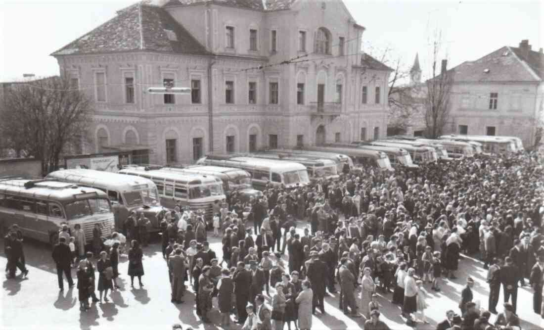 Südburg: Parade verschiedener Südburgbusse am Hauptplatz