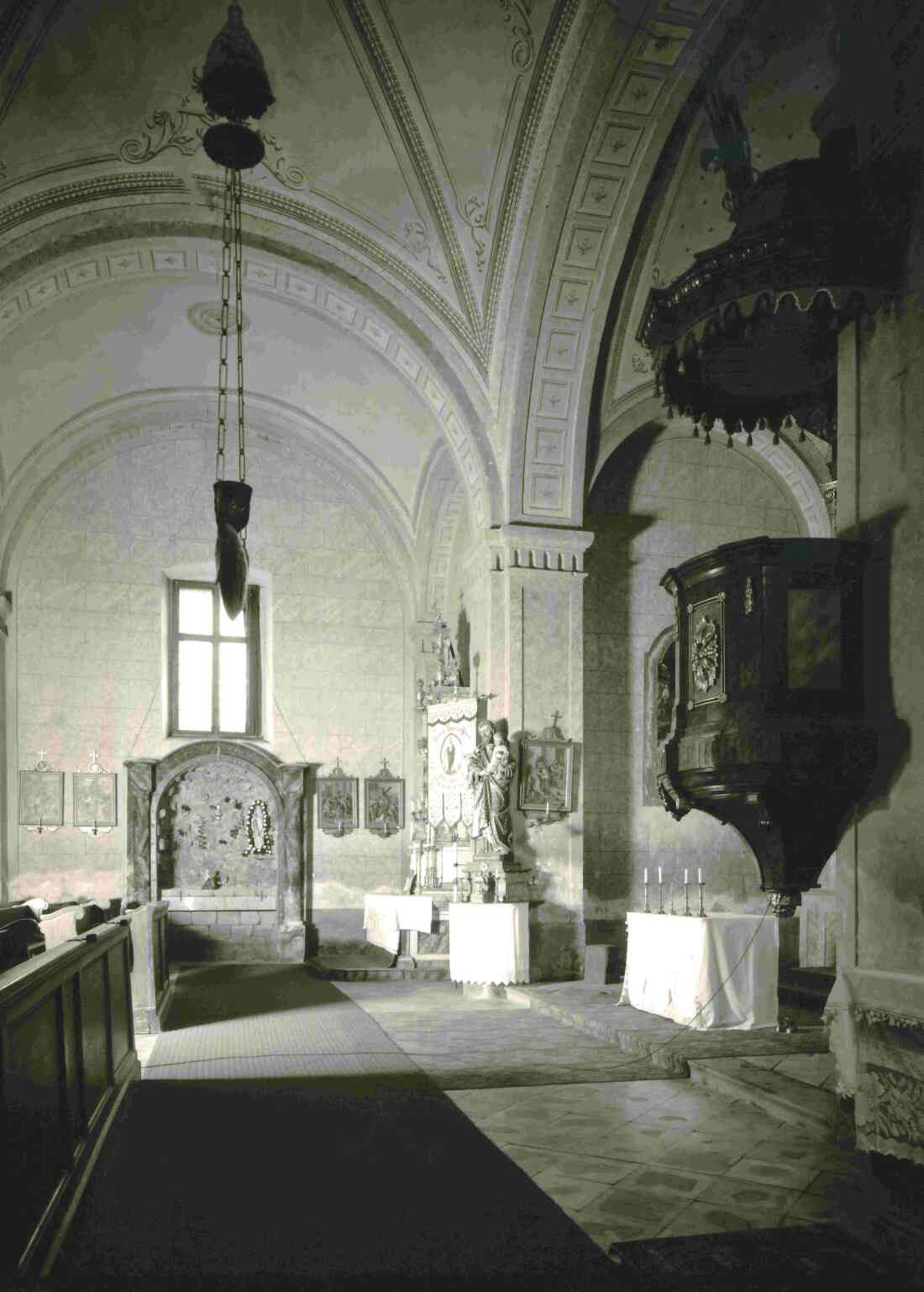 St. Martin: Innenansicht der röm. kath. Kirche gegen NW