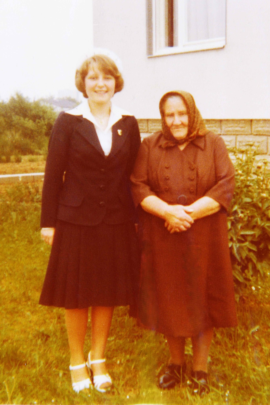Konfirmation Christel Muth (*1963, verh. Reicher) mit ihrer Oma Julianna Muth (geb. Benedek, *1904/+1987)