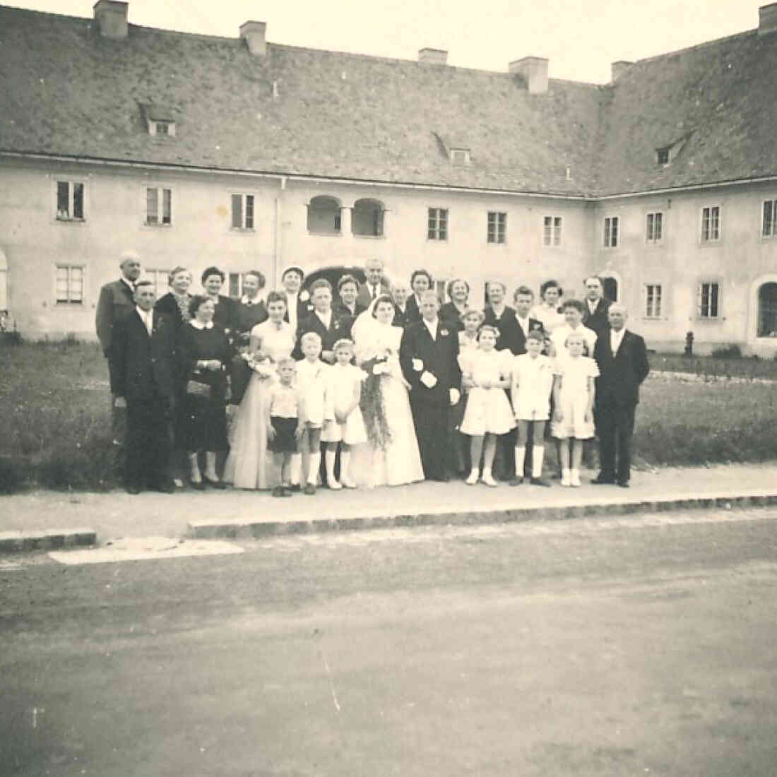 Die Hochzeitsgesellschaft der Hochzeit von Edeltraut Fliegenschnee (*1928/+2023) und Alfred Scherber (*1926/+1988) vor der Südtirolersiedlung - Wienerstraße 32 - 36