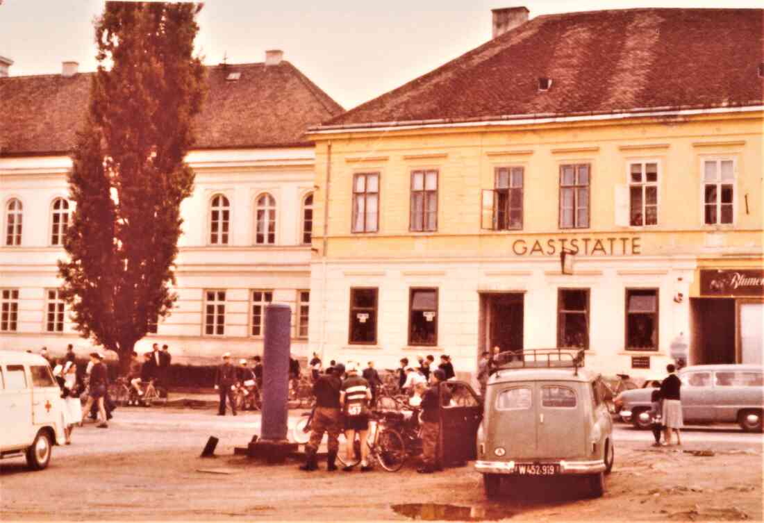 Radrundfahrt in Oberwart: Hauptplatz mit Südburg - Zapfsäule (Emmer)