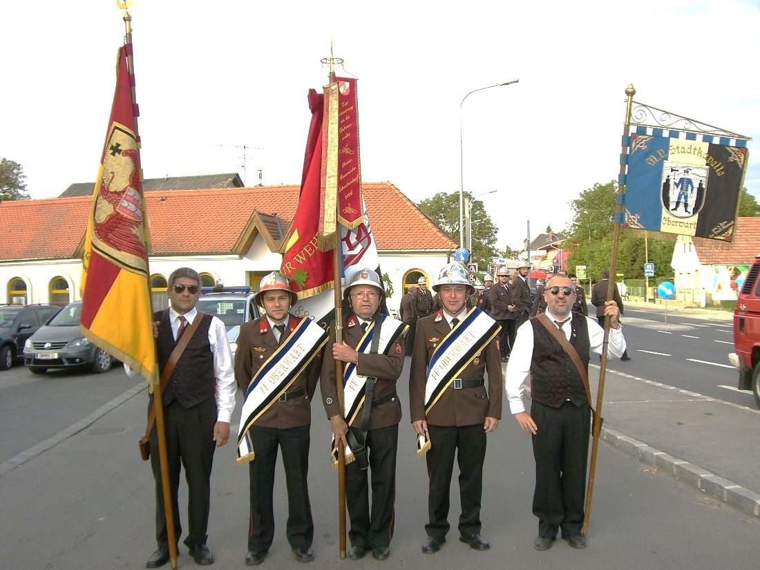 1. Mai: die Fahnenträger von Feuerwehr und Stadtkapelle vor dem Abmarsch im Obertrum (Obojkovits/Imre/Gabriel/Mohat/Wogatai)