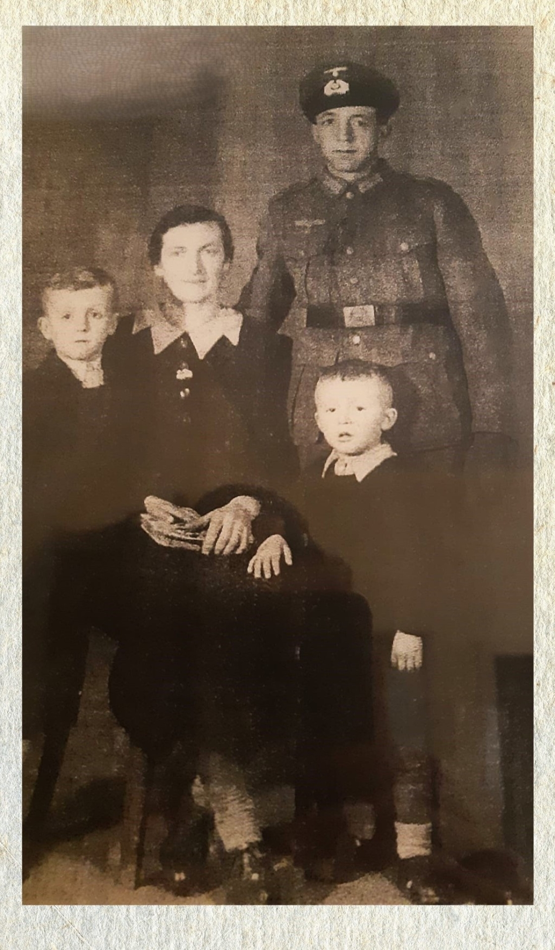 Familie Juliana Steurer (geb. Luif, *1911/+1994) und Johann Steurer (als Soldat der Deutschen Wehrmacht, *1906/+1975) mit den beiden Söhnen Willi und Erich