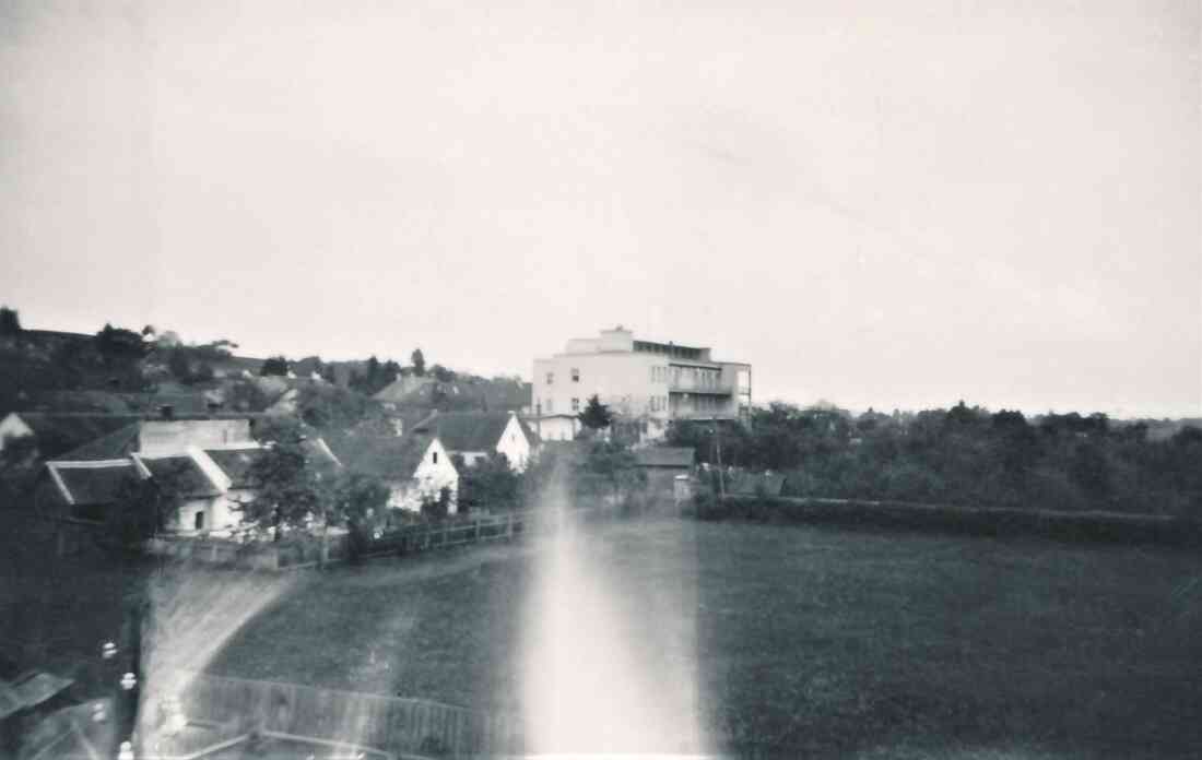 Blick aus dem Haus Reichlgasse 16 in Richtung Osten auf das Krankenhaus