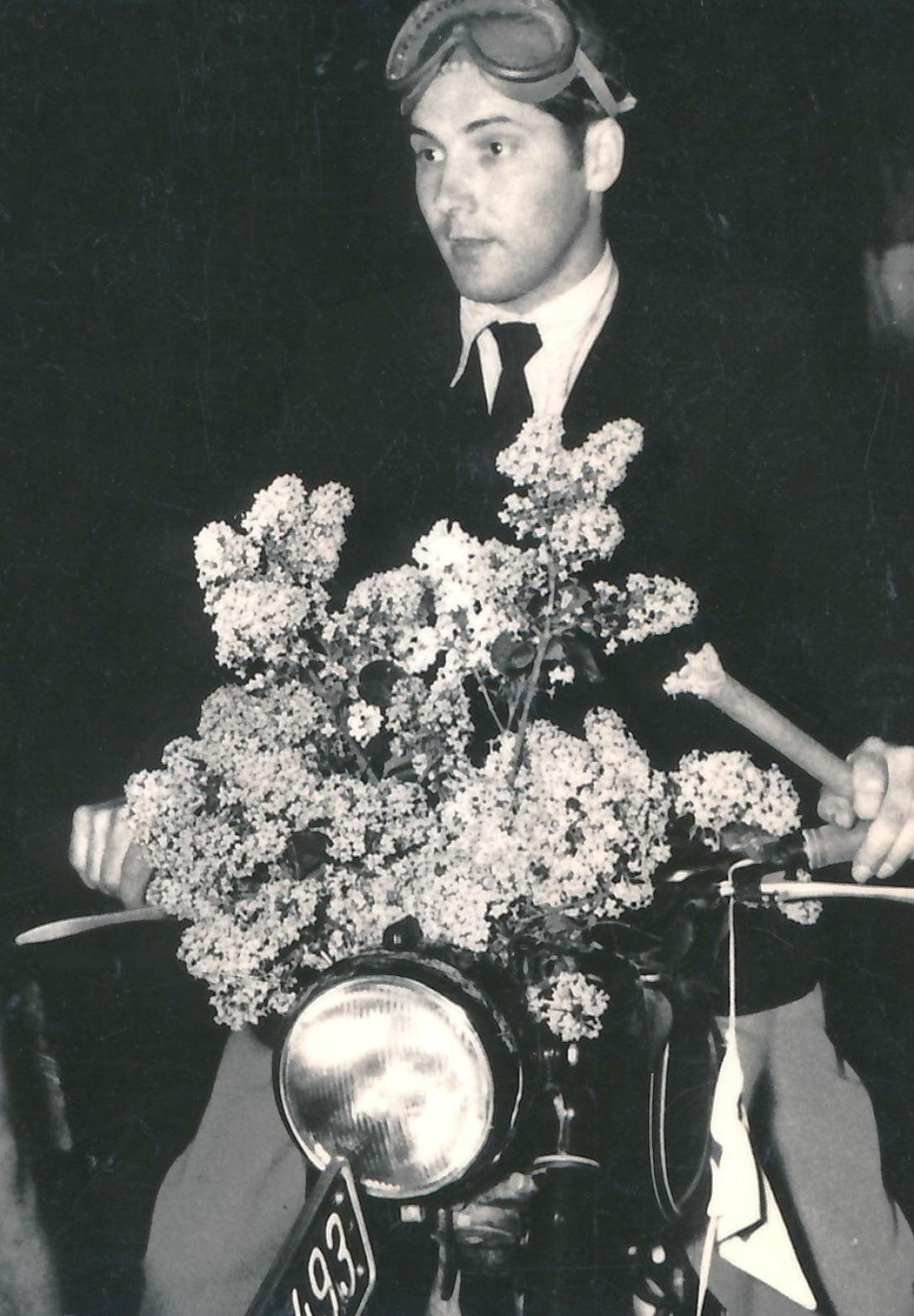 Stefan Miert auf seinem fliedergeschmückten Motorrad als Teilnehmer Lourdes-Licht-Stafette der kath. Jungschar durch Oberwart