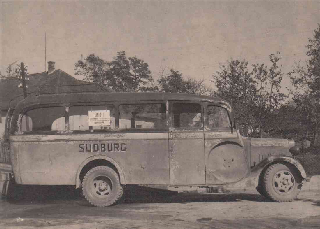 Südburg: Bus mit der Bezeichnung  Linie 1 im Freibereich der Südburggarage (Schlainingerstraße 7)