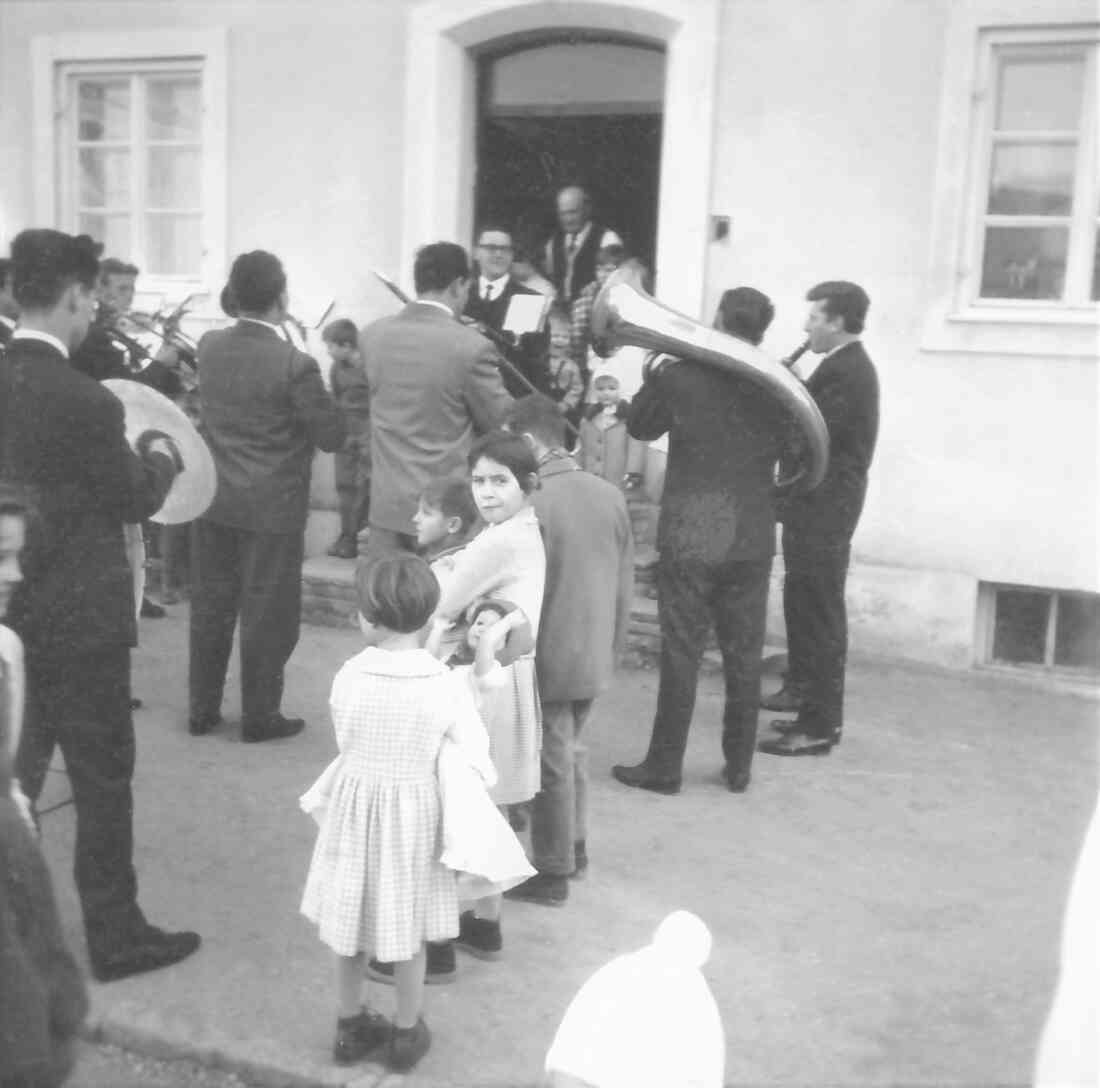 Hochzeit Josef "Jimmy" Nemeth und Elfriede Heber: die Kollegen der Stadtkapelle spielen den Bräutigam aus dem Haus (Andreas Hofergasse 6)