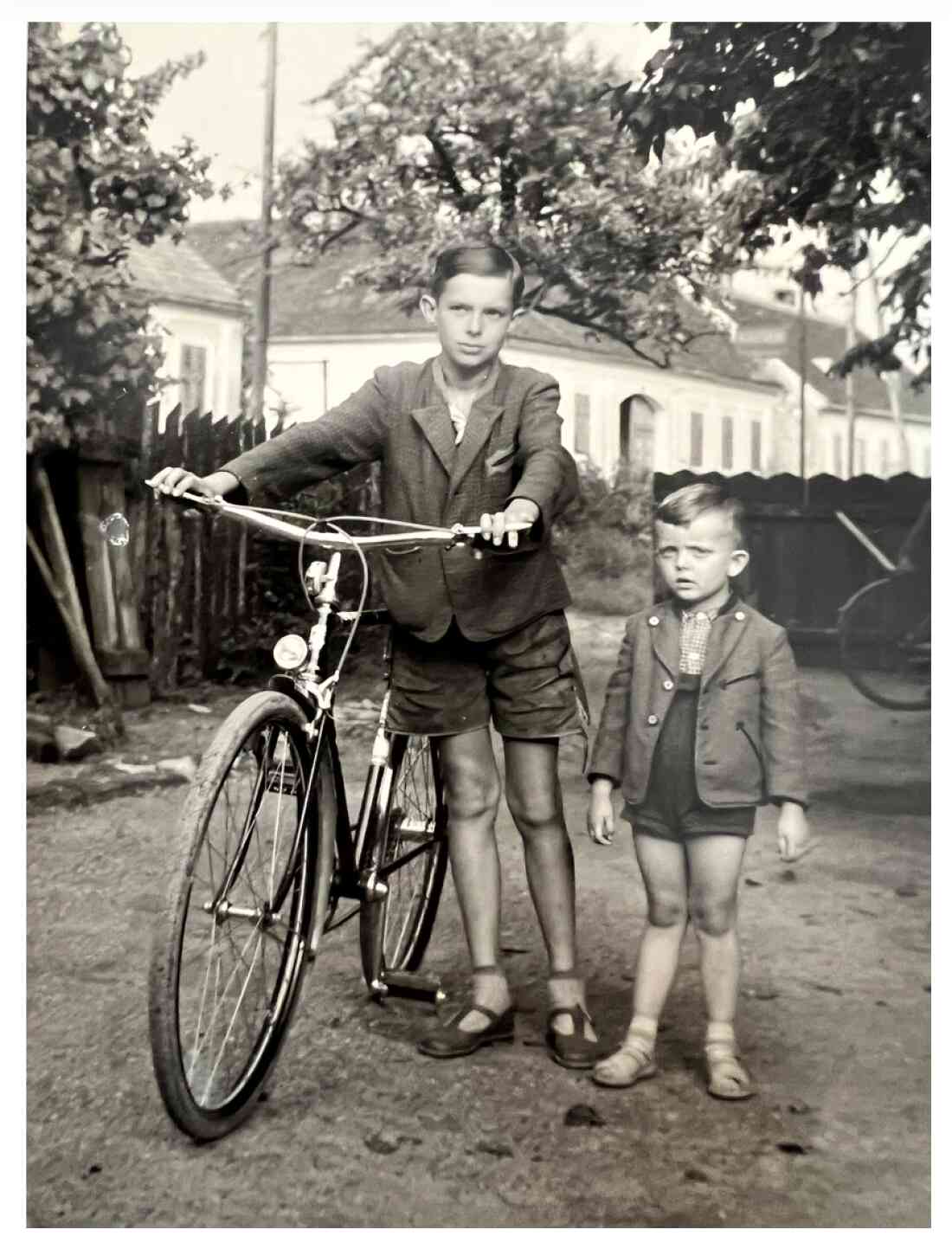 Karl Eigenbauer rechts und sein Cousin Hansi Jungschlager (*1942 / +2008) im Hof des Hauses Steinamangererstraße 54