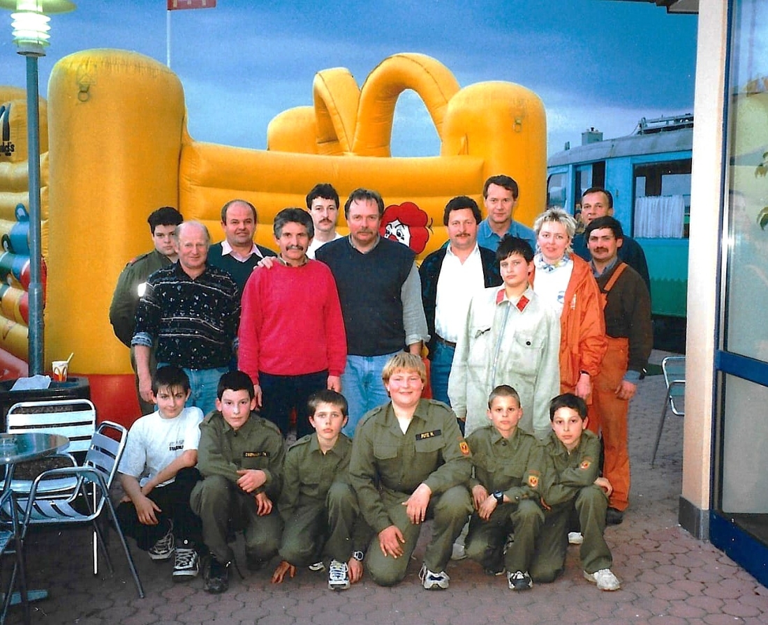 Gruppenbild - Flurreinigungsaktion 1999: Csernaczky/Graf/Putz/Rath/Osvald/Kelemen/Fülöp/Tallian/Lackner/Wild/Tullmann/Volcic/Jungschlager/Grünauer/Benedek/Guger/Takats/Horvath
