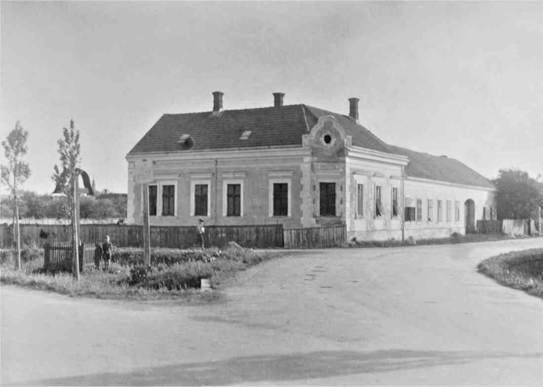 Haus Wienerstraße 51 (heute Irish Pub Tamdhu) mit dem  Wegkreuz im Vordergrund