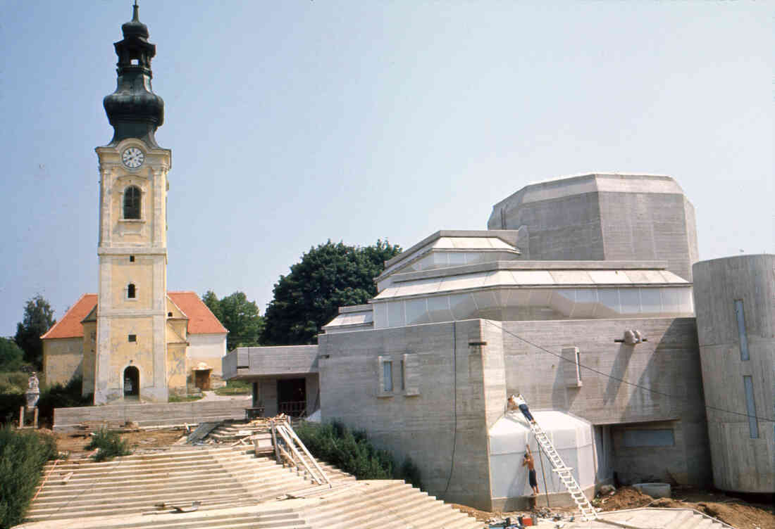 Die röm. kath. Osterkirche im Bau