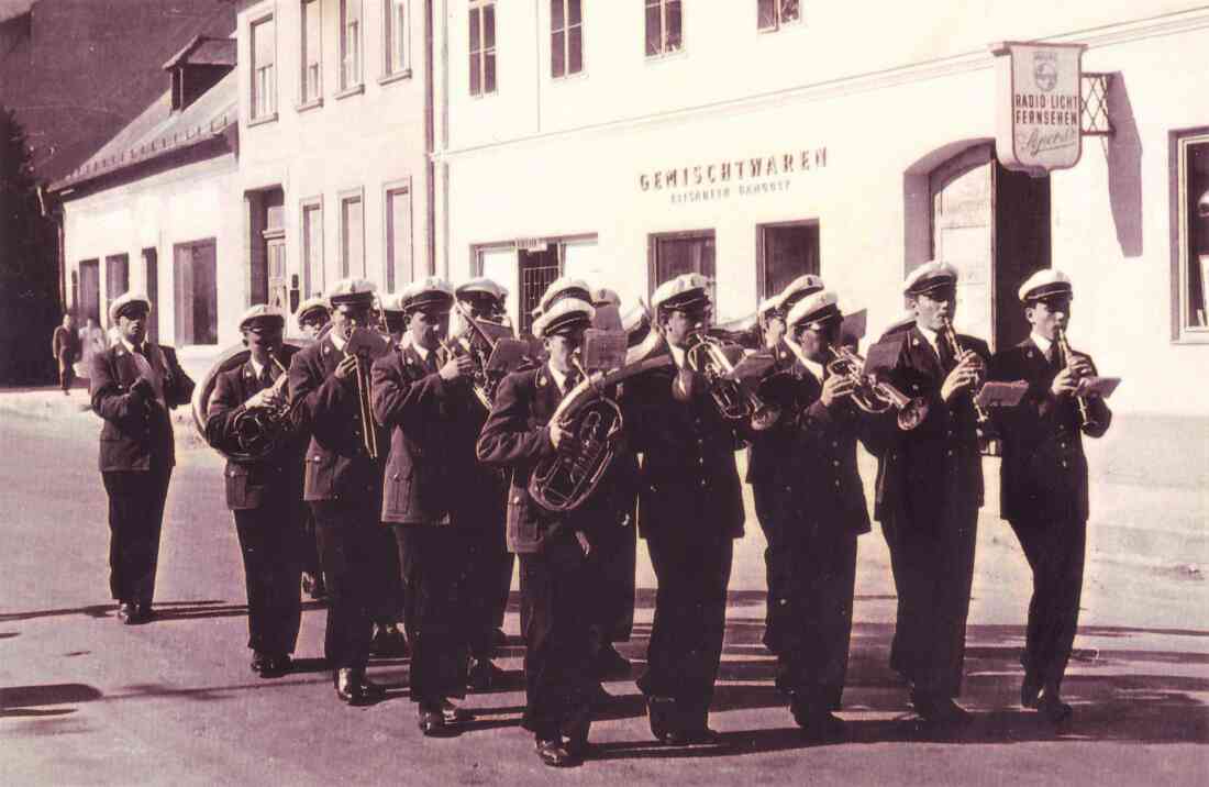 Stadtkapelle Oberwart: Marschformation vor dem Haus Wienerstraße 2 - Gemischtwarenhandlung Elisabeth Gangoly