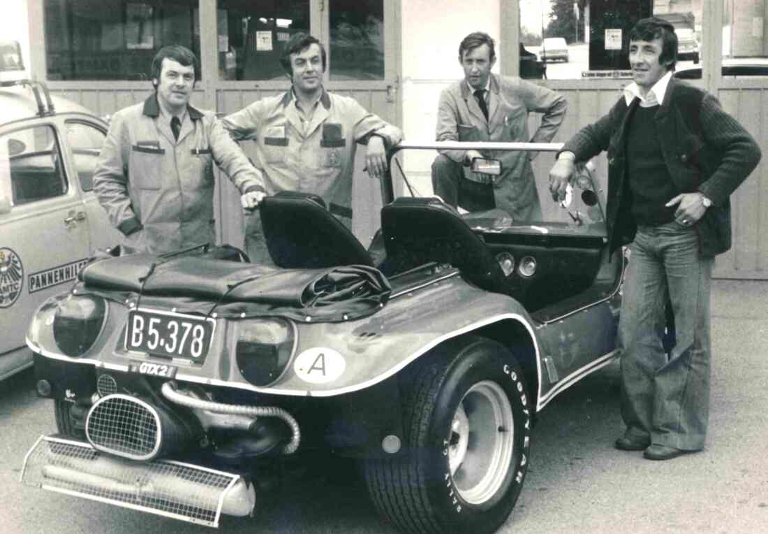 ÖAMTC: Mitarbeiter vor dem Stützpunkt Linke Bachgasse 82 mit Erich Steurer´s "Autovergnügen", einem "Buggy" (Strandmobil auf Käfer-Basis) -