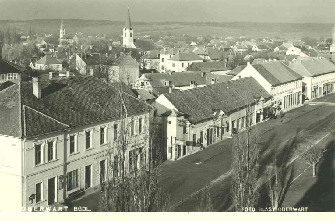 Ansichtskarte: Blick vom Rathausturm auf die Häuserreihe Hauptplatz 4 bis 8