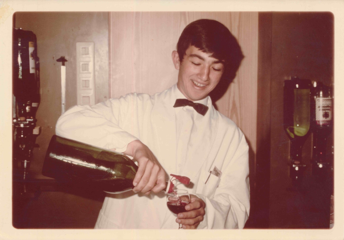 Alexander "Köllamasta" Szabo, Lehrling im Gasthof Neubauer, beim Einschenken