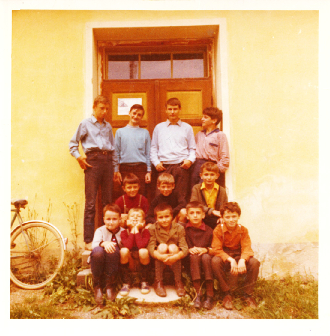 Eine Jungschargruppe vor dem röm. kath Pfarrheim