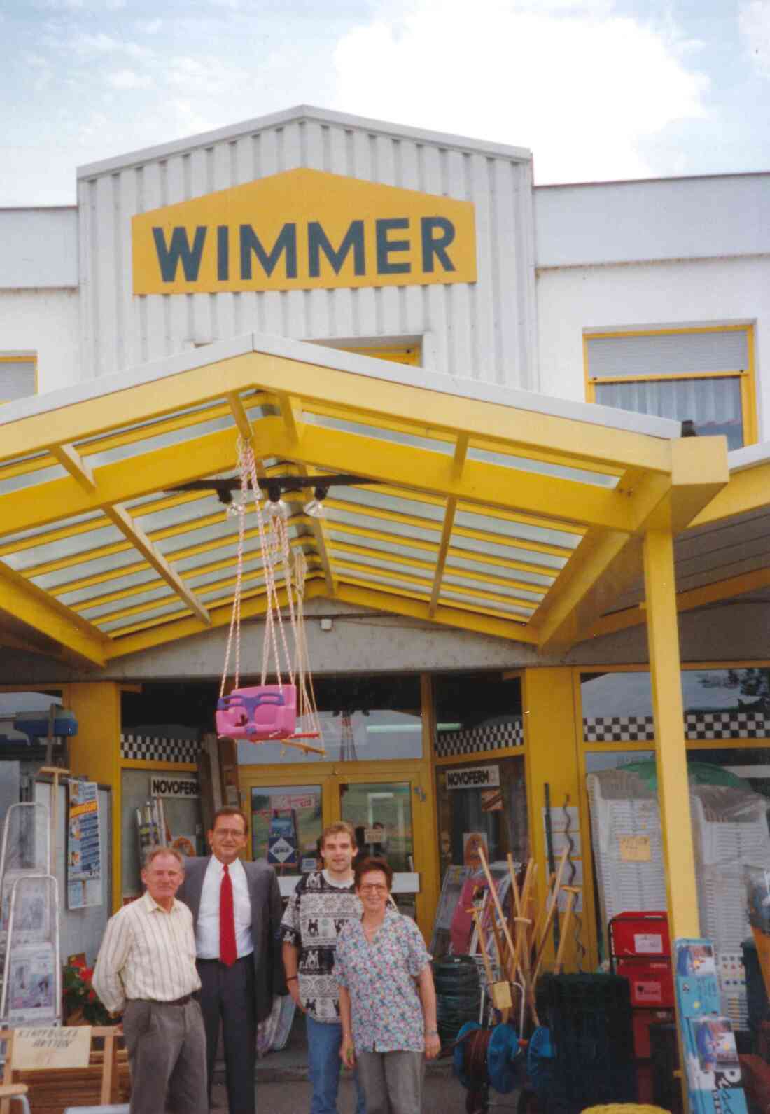 Baubedarf Wimmer vor dem Eingang zum Schauraum - Steinamangererstraße 169 - Kröpfl