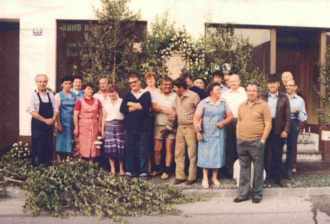 Röm. kath. Pfarre: Fronleichnamsprozession - kath. Männer- und Frauenrunde vor dem Haus Arth (Steinamangererstraße 68) - Aufstellen der Birkenzweige