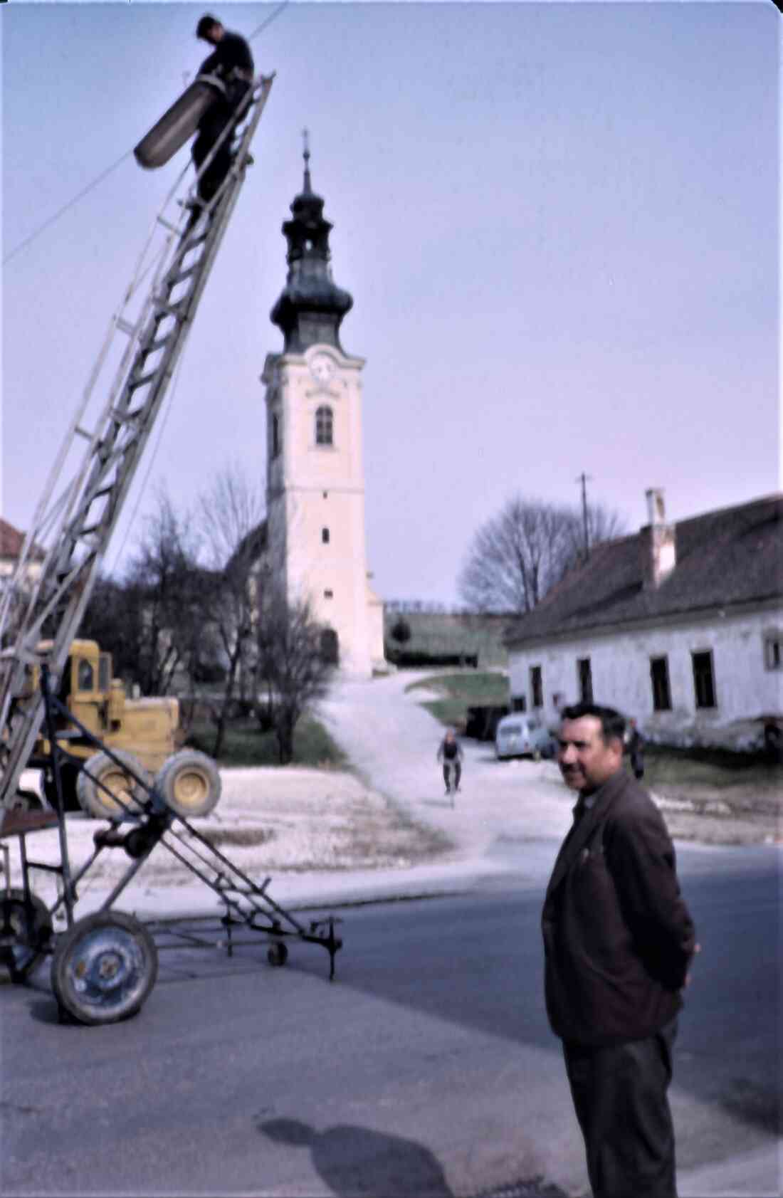 Erste Vorbereitungsarbeiten für den Bau der neuen röm. kath. Osterkirche durch die Firma Elektro Seper