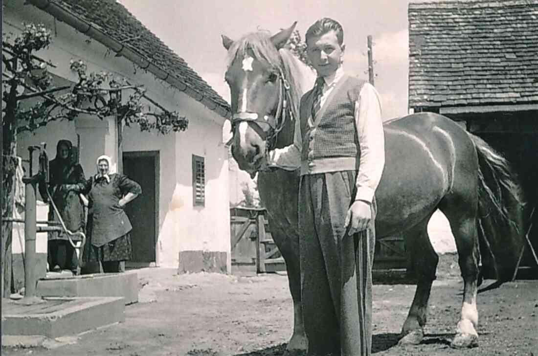 Alexander Riczinger im Hof des Hauses Dornburggasse 24 (die Hausnummer existiert heute nicht mehr, es verläuft dort nun die "Neue Gasse")