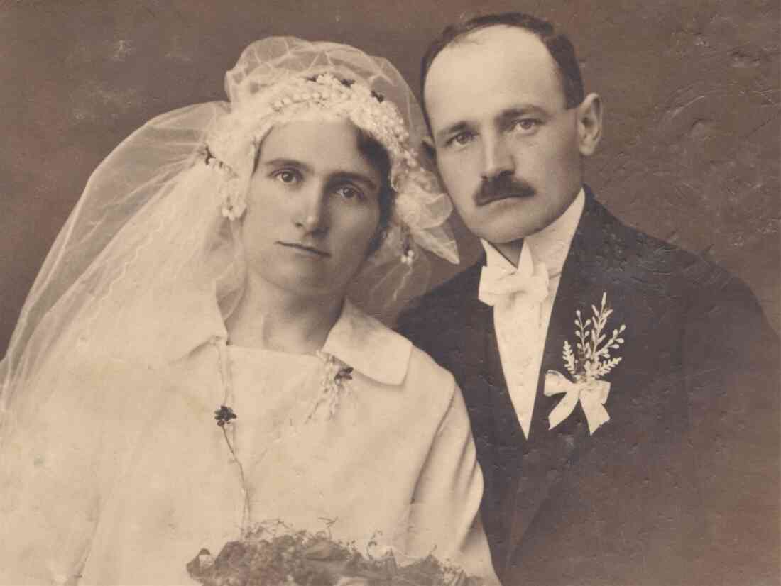 Das Hochzeitspaar Josef Vörös, Schlosser  (*1892/+1955) und Anna Konrath aus St. Martin (*1896/*1978 )