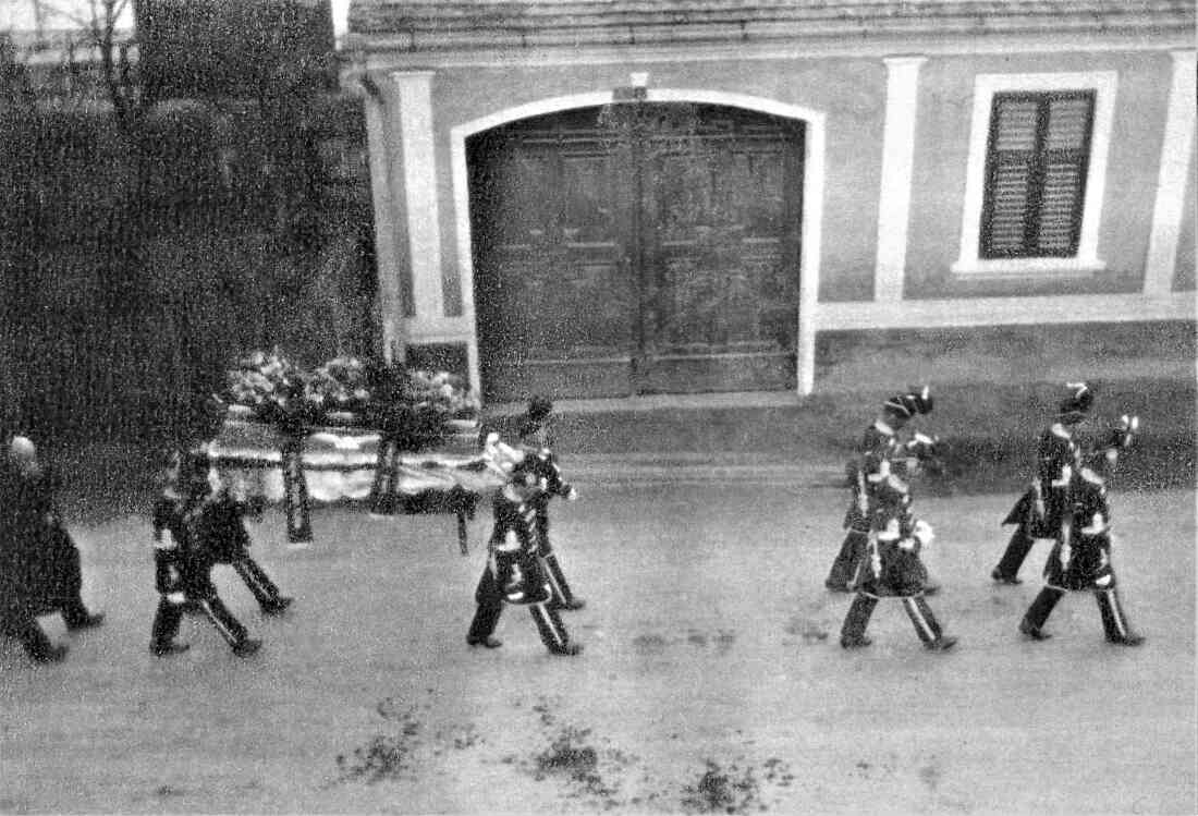 Begräbnis durch die Bestattung Gangoly vor dem Haus Steinamangererstraße 60