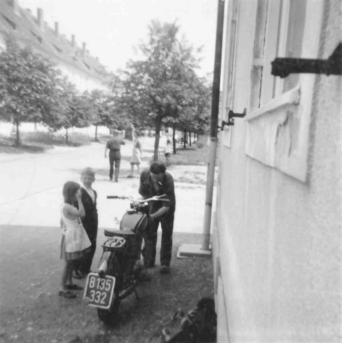 Mathias Gaal pflegt sein Motorrad der Marke DKW (Andreas Hofergasse 6)