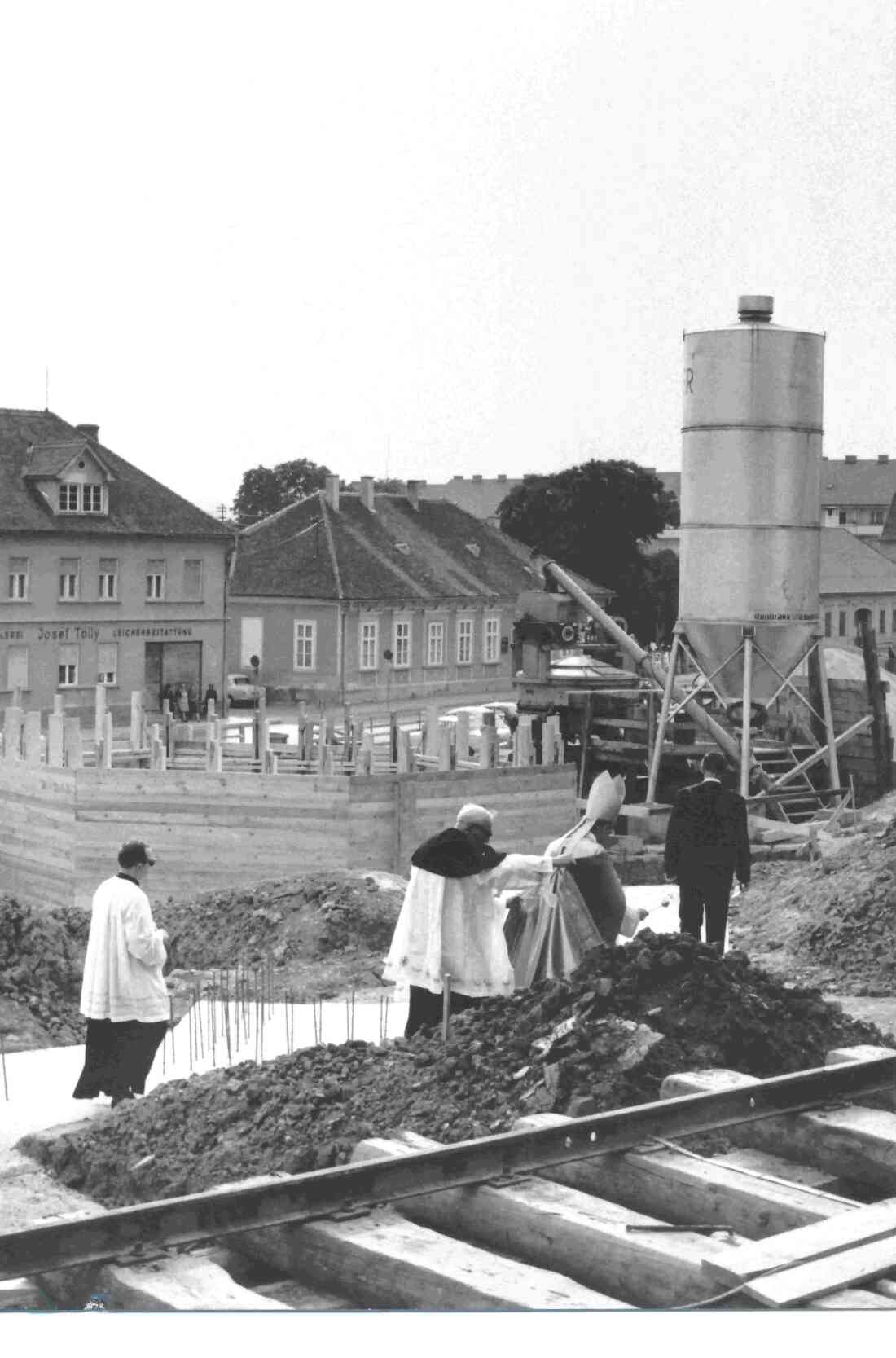 Röm. kath. Pfarre: Grundsteinlegung der Osterkirche - Triber/Kugler/Lazslo/Tölly
