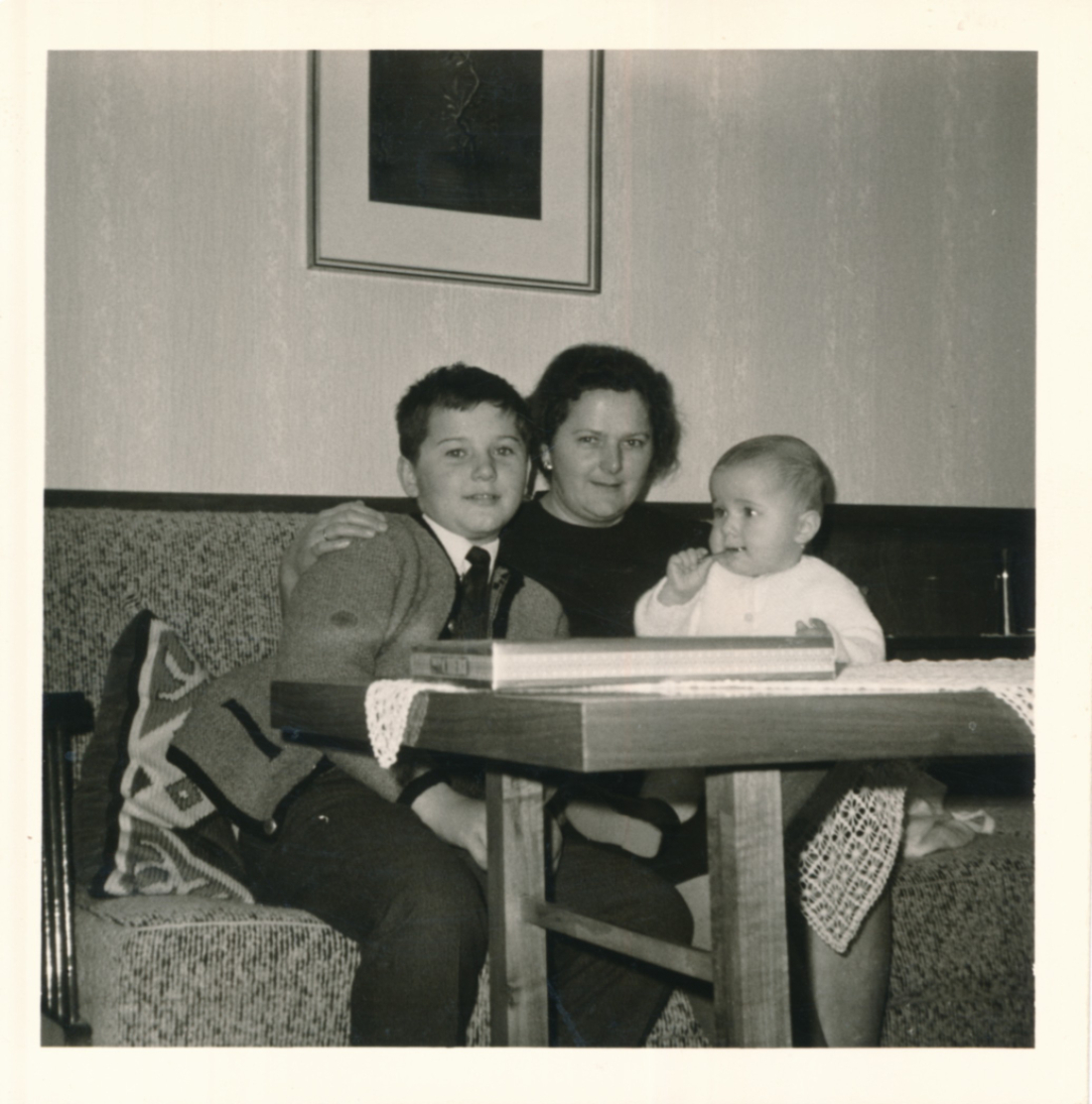 Mutter Anna Erdely (geb. Mohat) mit den beiden Kindern Franz und Maria - Am Telek 14