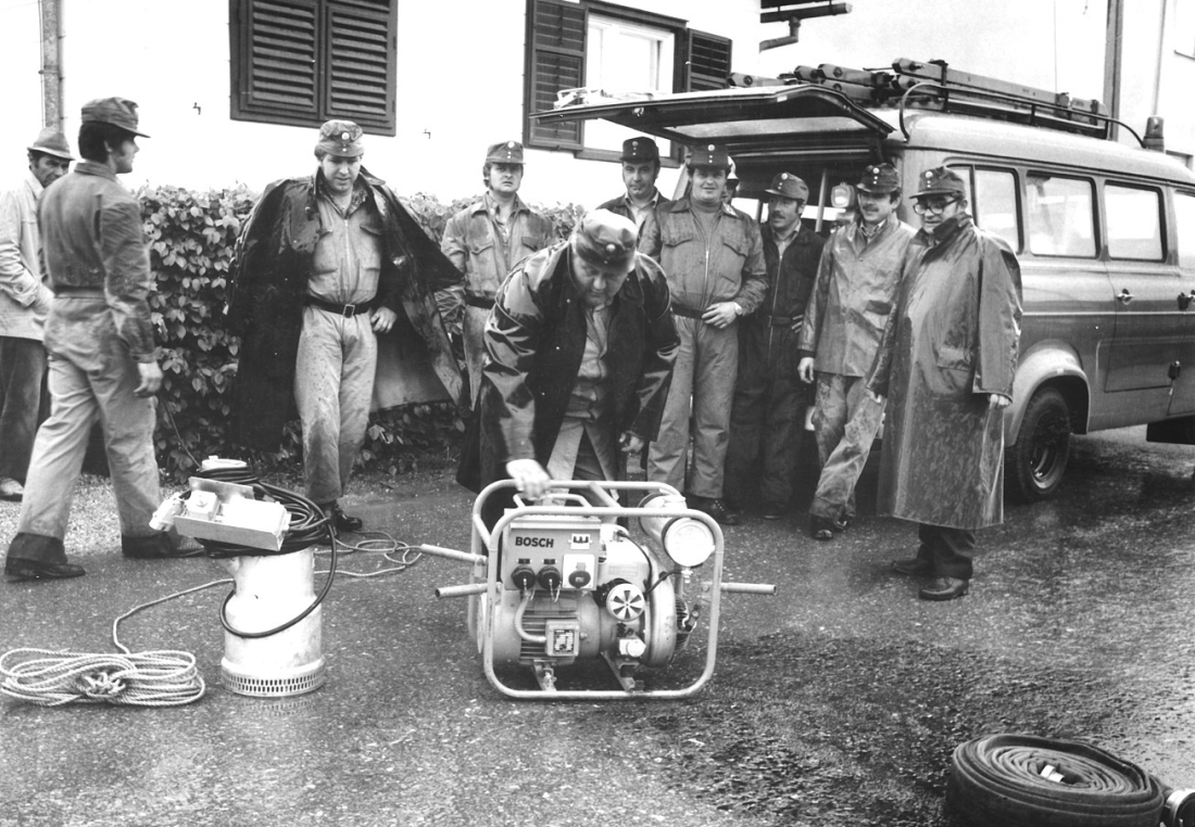Feuerwehr: Pumparbeiten am Wehoferbach vor dem Haus Rechte Bachgasse 69 im Zuge eines Hochwassers 1979 - Graf/Kollar/Laub/Pal/Barna/Fülöp/Poiger/Heigl/Drobits/Baliko/Imre