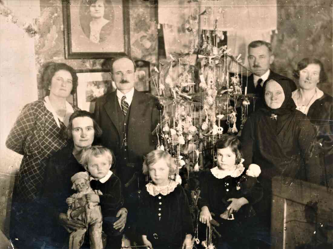 Weihnachten 1933: vor dem Christbaum bei Fam. Vörös (Reichlgasse 14)