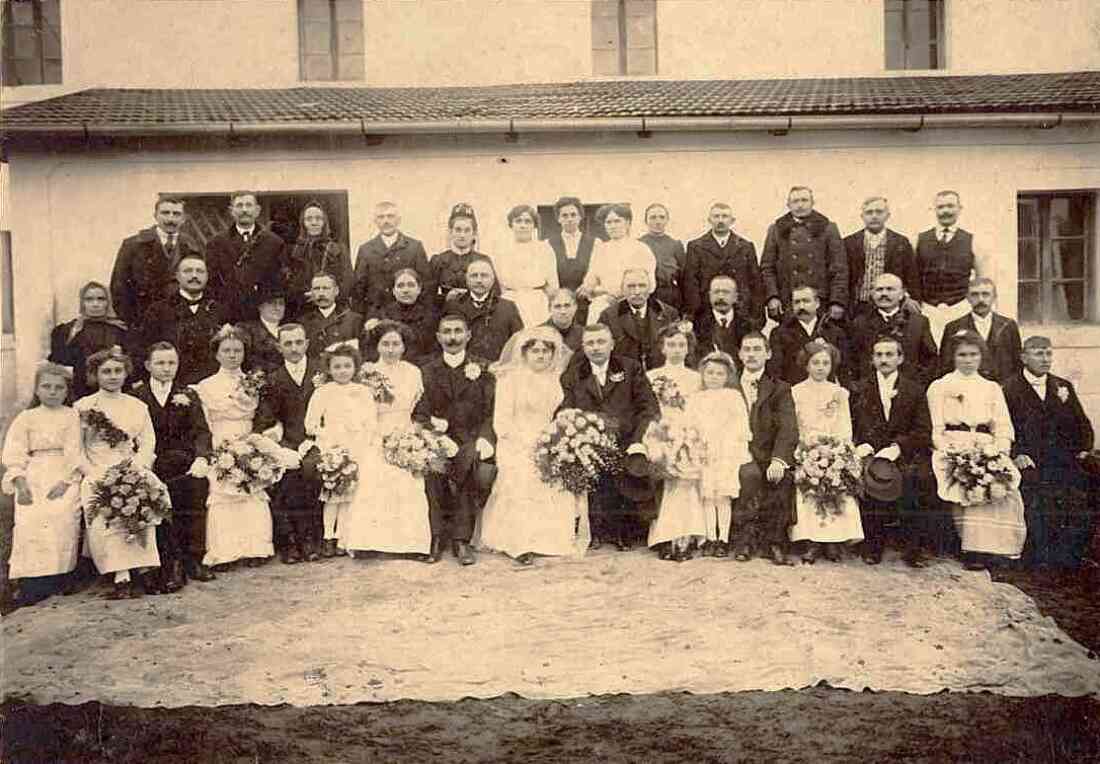 Die Hochzeitsgesellschaft der Hochzeit von Müllerstochter Maria Pelzmann aus Oberwart und dem Kellner Adolf Neubauer -  Pelzmann /Hutter Anna/Gorell/Günczler