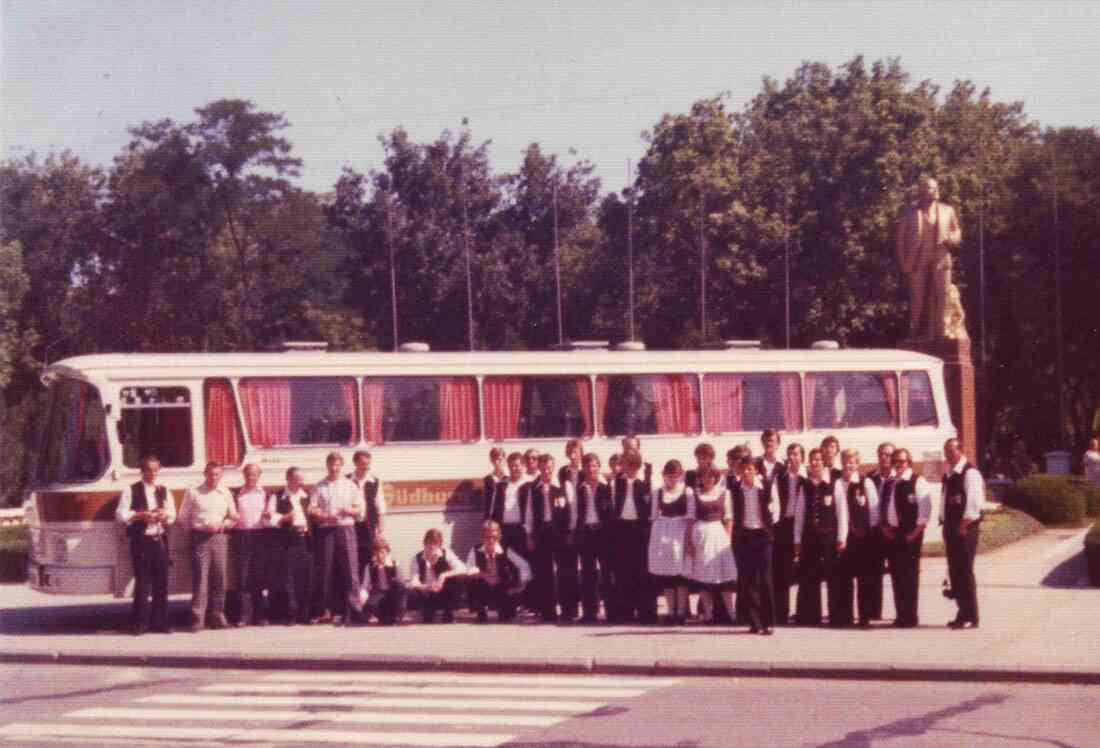 Stadtkapelle: Gruppenfoto im Zuge der Konzertreise nach Kischinow (Moldawien/UdSSR) mit dem Bus der Südburg