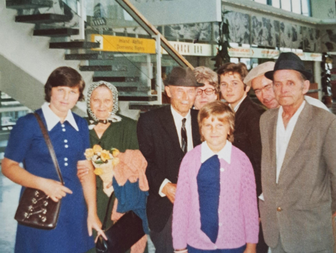 Großfamilie Garber-Mohat-Erdely holt die Verwandtschaft aus Amerika am Flughafen Wien-Schwechat ab