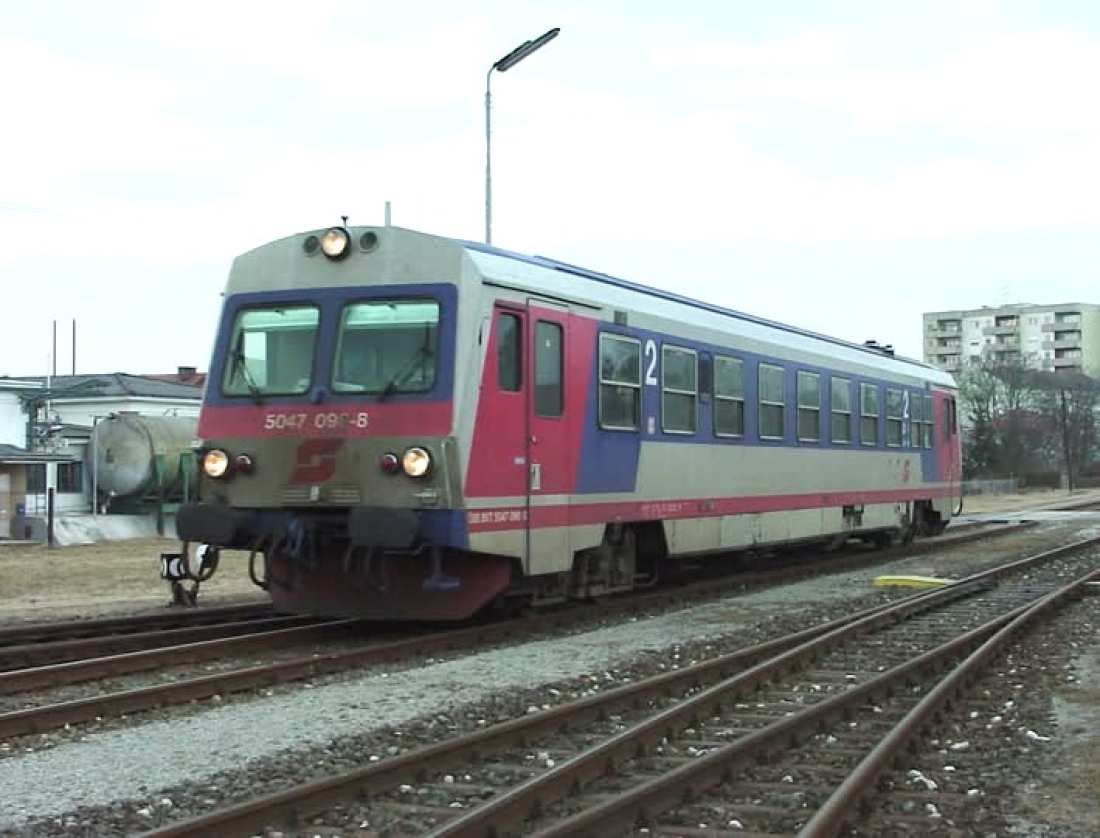 Ein Triebwagen der Baureihe 5047.98 bei der Einfahrt in den Bahnhof Oberwart