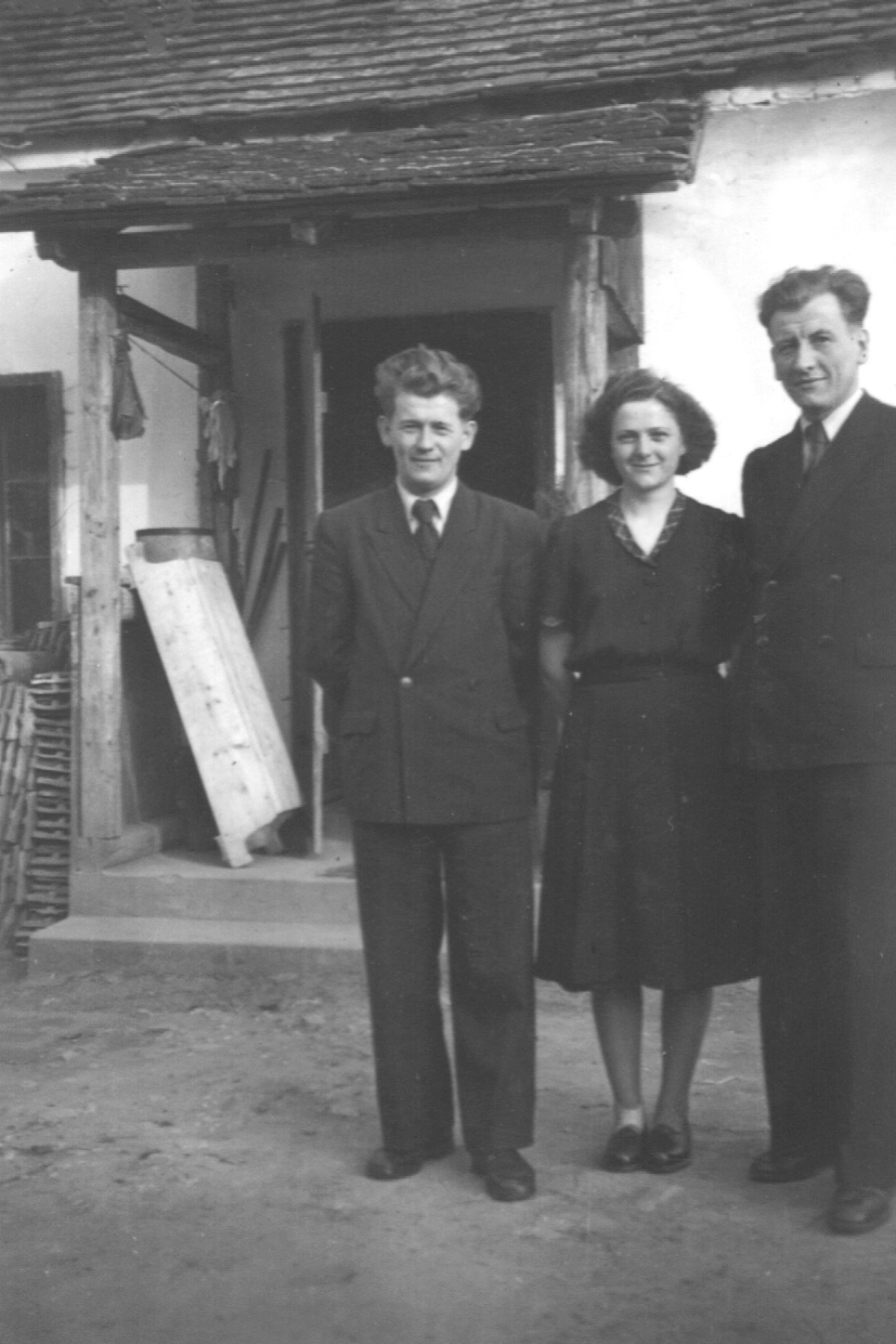 Emmerich Erdely sen., Anna Erdely (geb. Mohat) und Karl Erdely im Hof es Hauses Mohat (OW 420 / Dornburggasse 31)