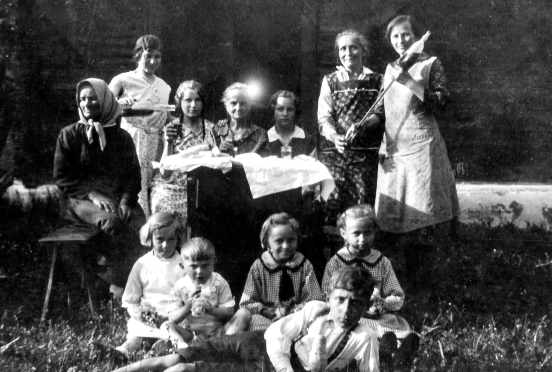 Maria Unger (hinten 4.v.l.) mit einer Frauen- und Kindergruppe im Bereich von Schloss Rotenturm