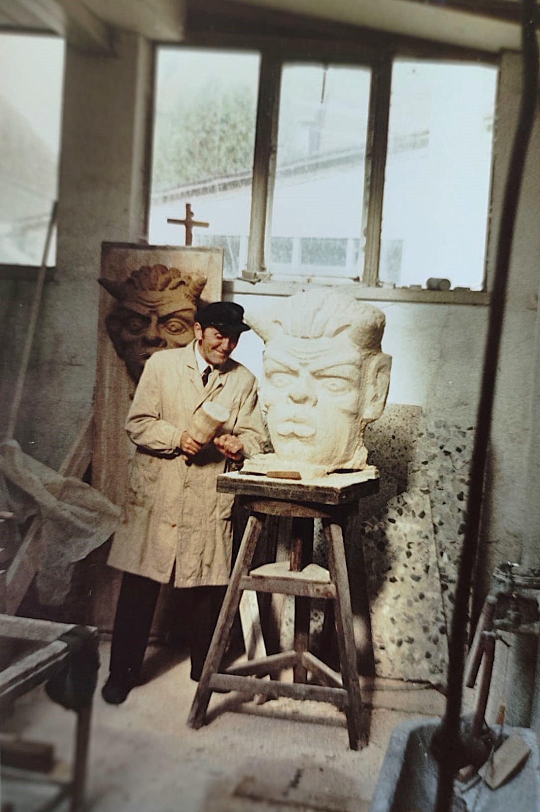 Stein Jandl: Firmengründer Franz Ferdinand Jandl (*1906/+1980) arbeitet am Kopf des am Schluss Rotwein spendenden röm. Gott des Weines Bacchus