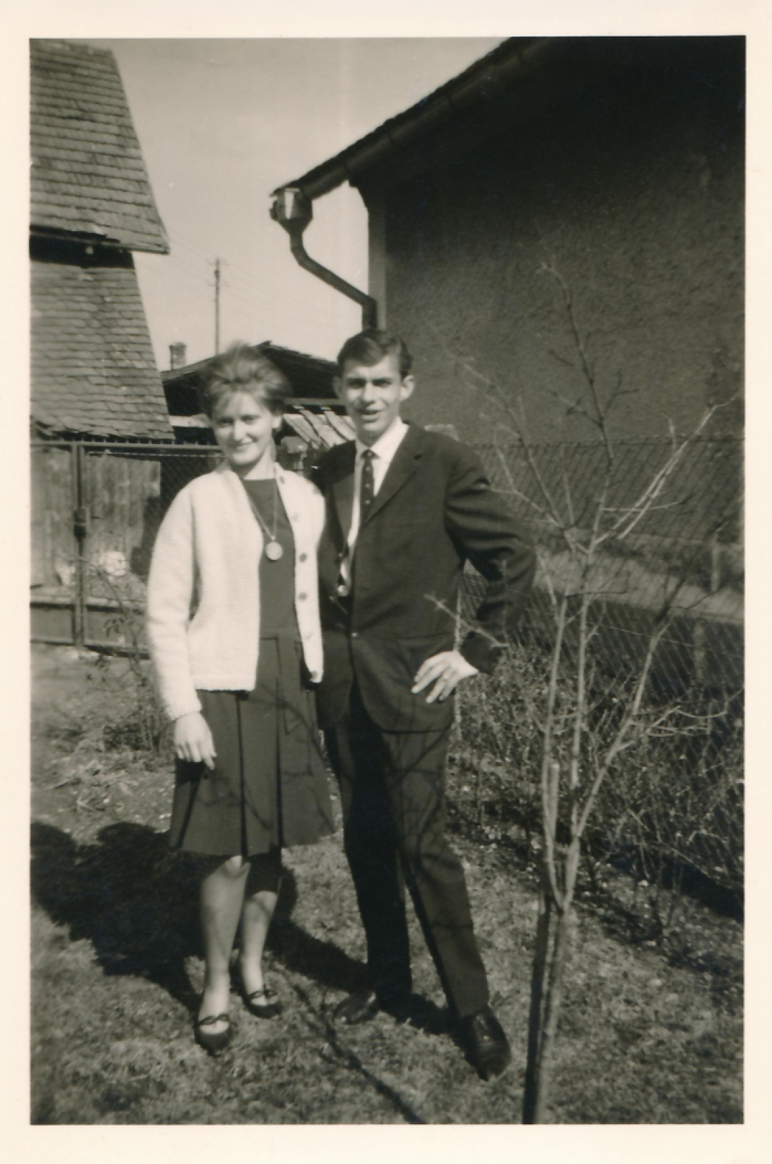 Elisabeth Tölly mit ihrem Schwager Johannes Jungschlager im Garten des Hauses Eichendorffgasse 3