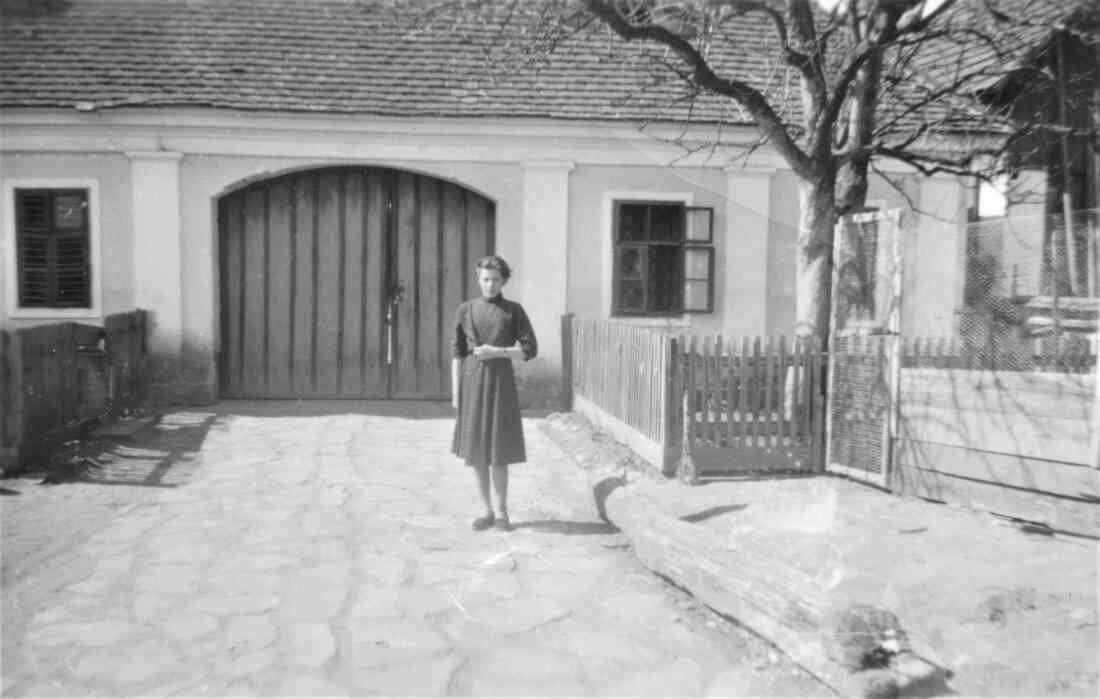 Frl. Julianna Faith vor dem Haus Grazerstraße 100