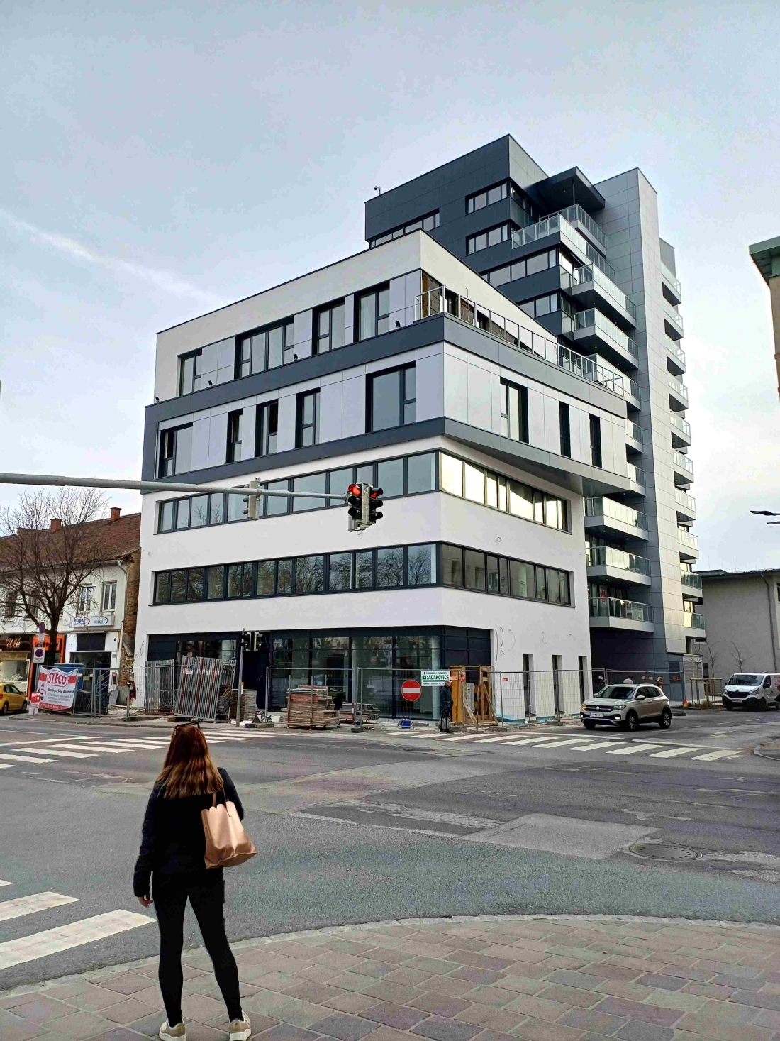 OSG: Das Nebenhaus des Hochhauses H2 (Wohn- und Geschäftshaus Evang. Kirchengasse 1) zeigt erstmals sein neues Gesicht
