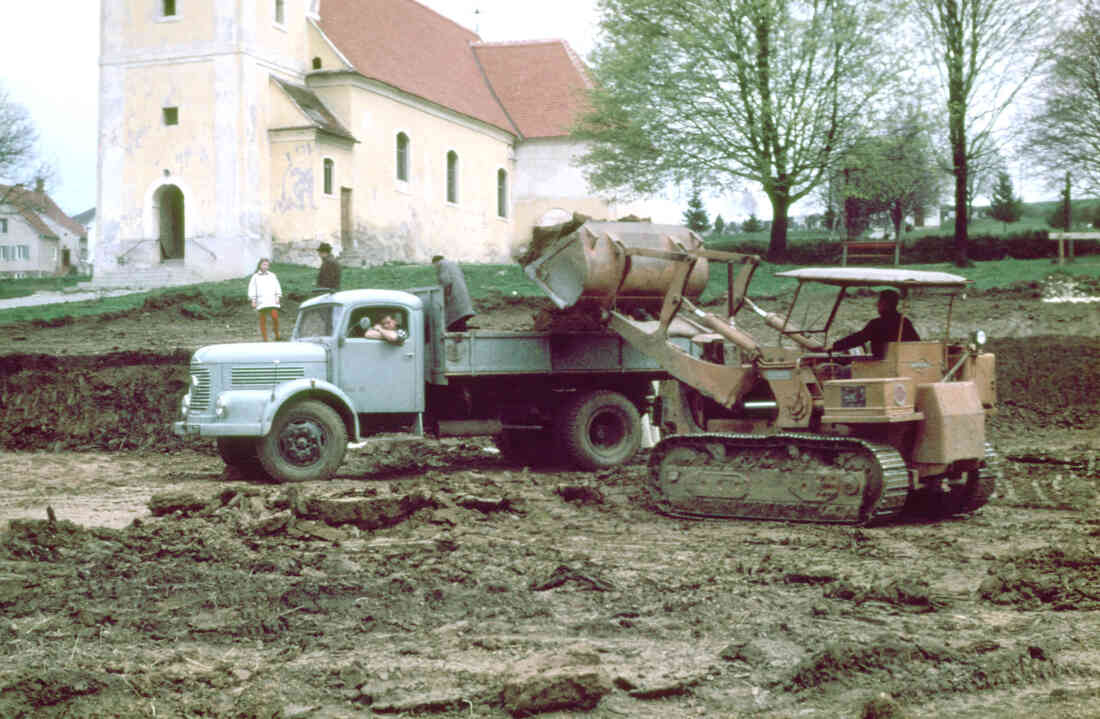 Bau der neuen röm. kath. Osterkirche: Erste Erdaushubarbeiten