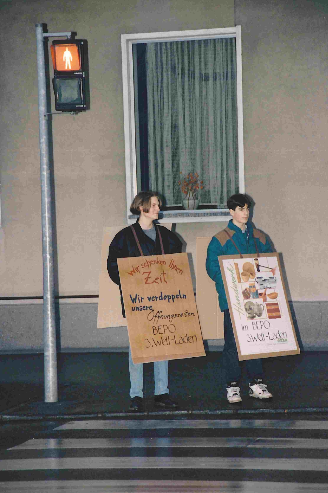 Werbung für den Dritte-Weltladen an der Kreuzung vor dem Gasthaus Seper (Hauptplatz 2) durch Christian Klotz und Fridolin Kisza