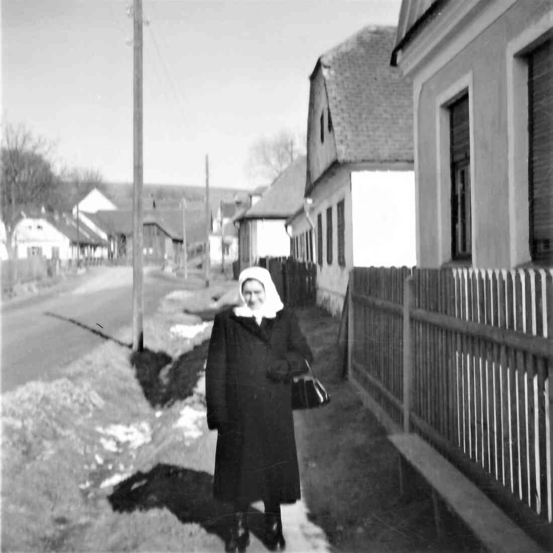 Anna Zsamar (*1906 / +1993) mit Blick in die Unterwarterstraße gegen NO