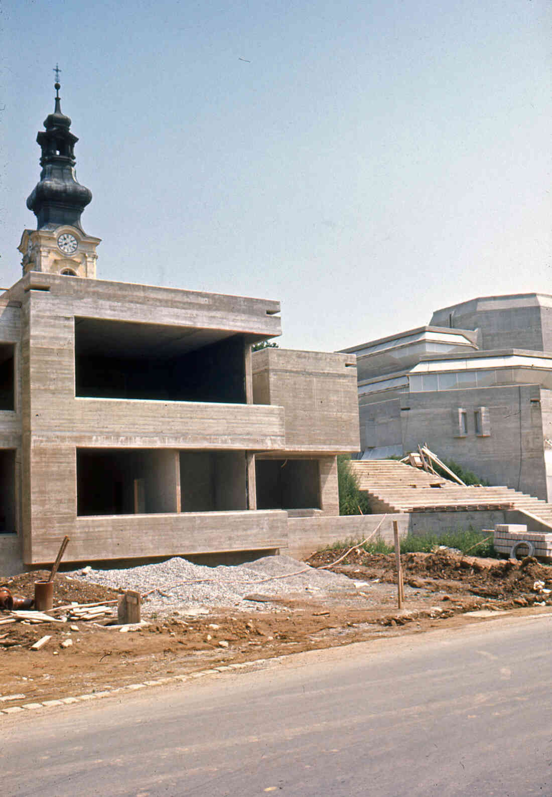 Das Kontaktzentrum als letzter Teil des im Bau befindlichen Kichenkomplexes der röm. kath. Osterkirche